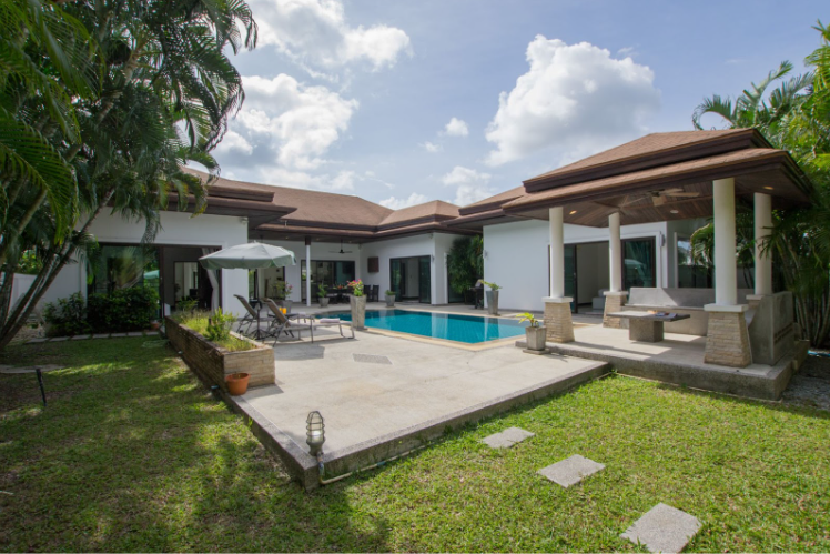 Vue d'une villa moderne et luxueuse à Phuket, idéale pour un investissement clé en main.