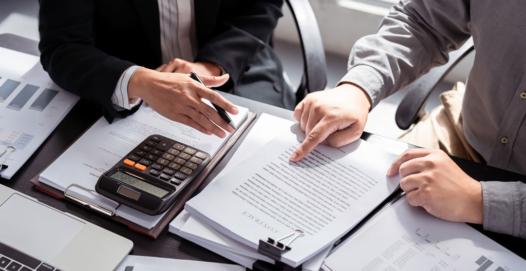 Vue extérieure d'un bâtiment moderne de type agence bancaire française, architecture contemporaine épurée avec ciel visible et passants flous